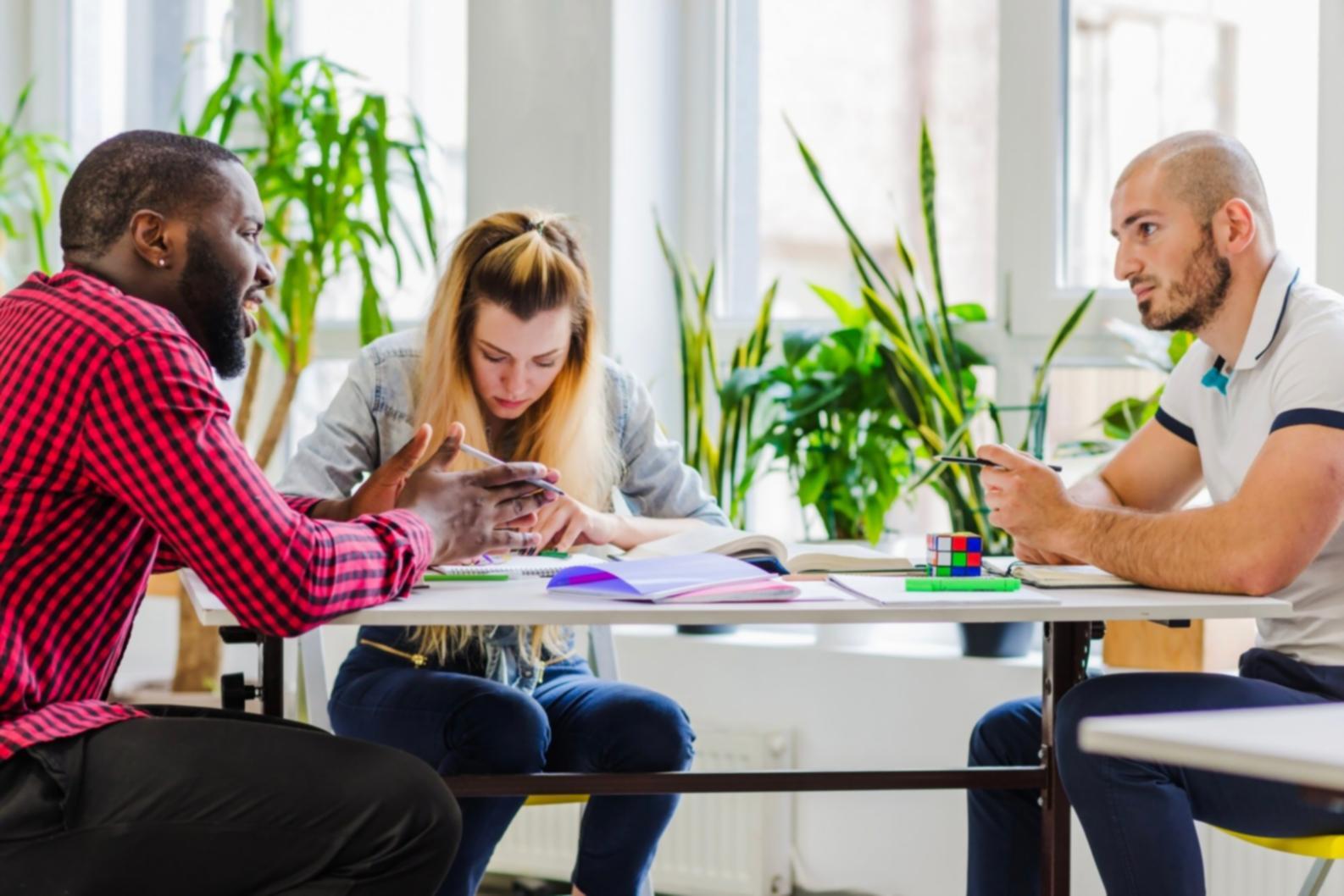 Bureau de travail avec analyses financières et outils de prévision